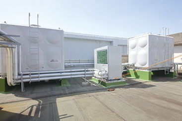 【屋上】 高効率高温水ヒートポンプと貯湯槽(2台)