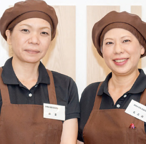 学生生協 チーフ 名嘉真 美千代さま(右)調理スタッフ 新里 美雪さま(左)