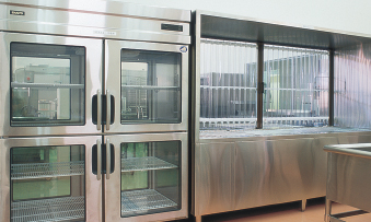 パススルー冷蔵庫（1P-100V:0.697kW）×1台