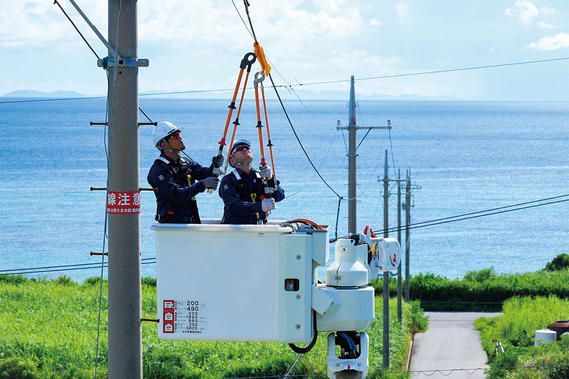 電線などの点検作業