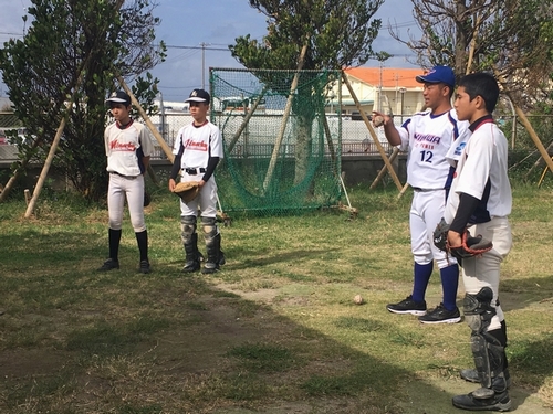 捕手を指導する山川大輔捕手