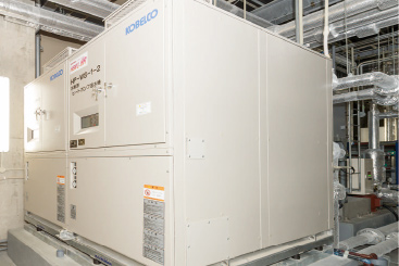 業務用ヒートポンプ給湯機（加熱能力470.1kW/冷却能力358.9kW×2台）