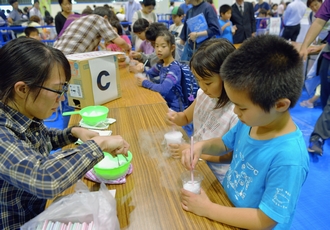 写真 チャレンジ実験コーナー①