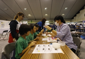 写真 チャレンジ実験コーナー②