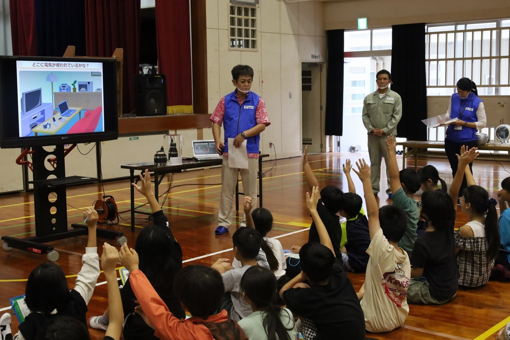 写真　小学生向けエネルギー・環境教育出前授業