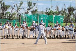 写真　硬式野球部による少年野球教室